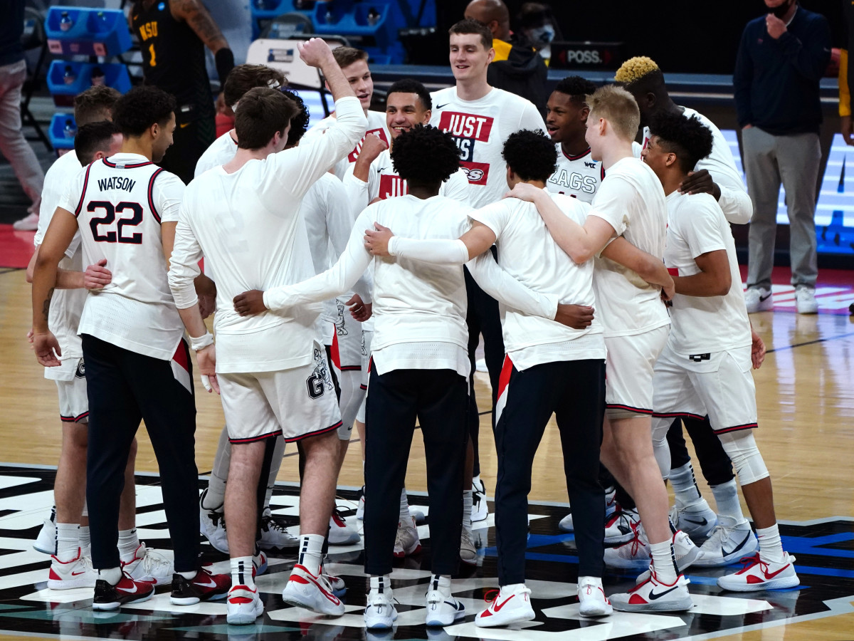Gonzaga players gather